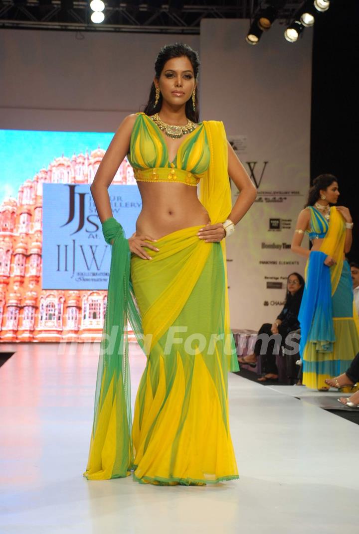 Model on the ramp at Kundan show at the India International Jewellery Week on Day 2