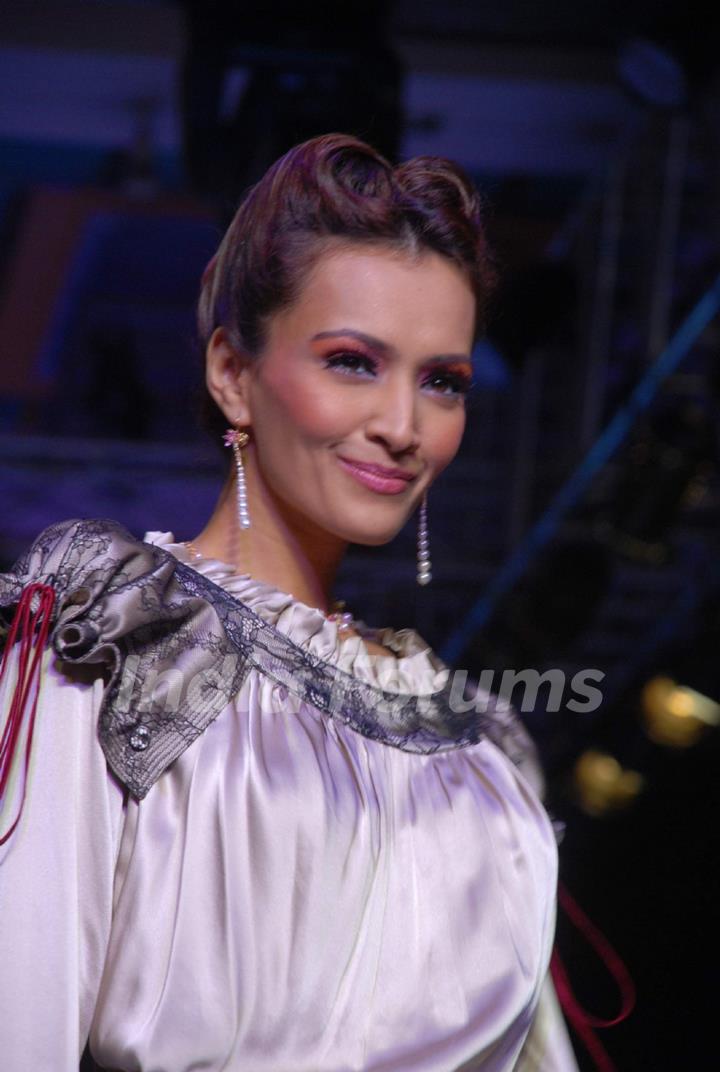 Model on the ramp at Ganjam Nagappa show at the India International Jewellery Week on Day 3