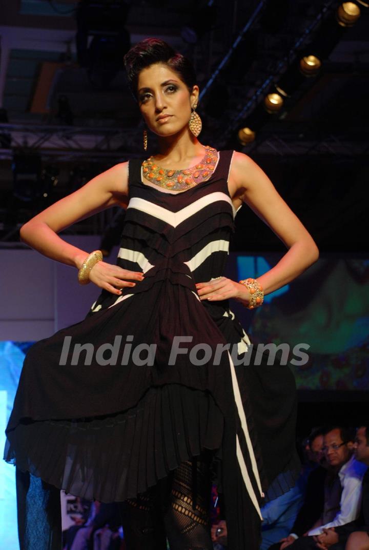 Model on the ramp at CVM Exports show at the India International Jewellery Week on Day 3