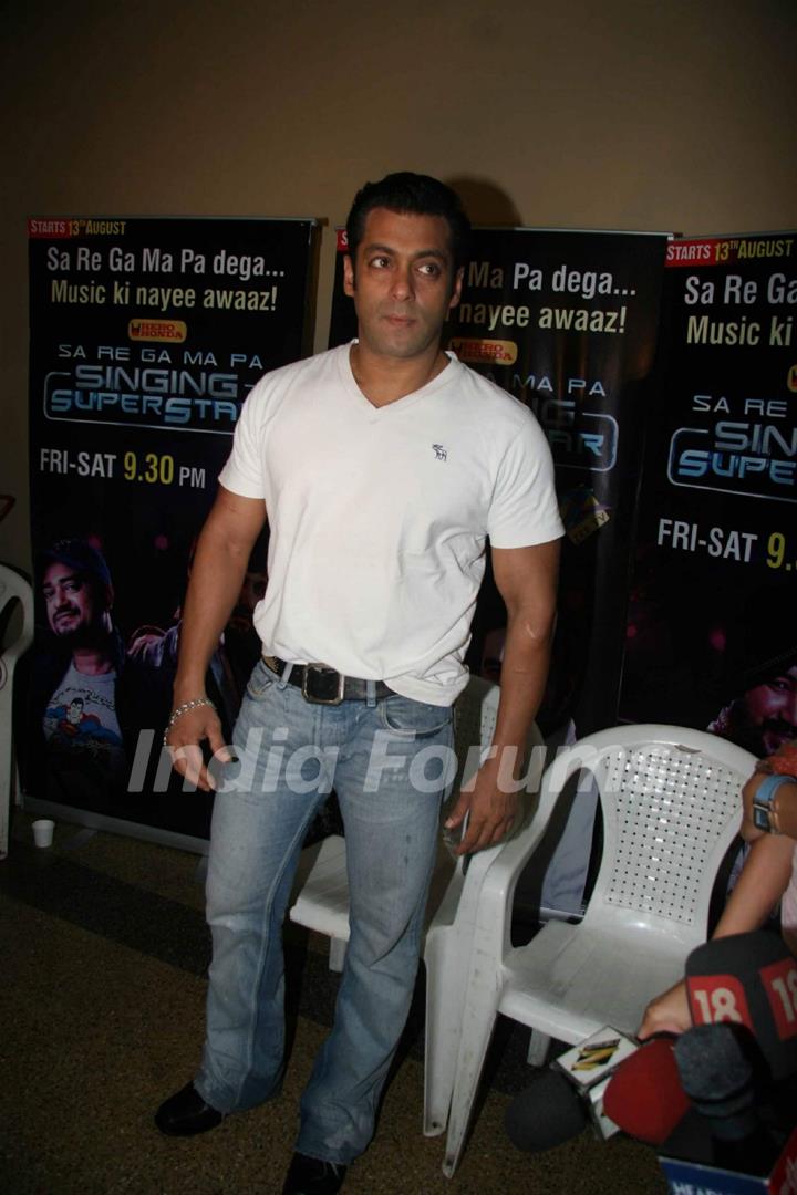 Salman Khan on location of Sa Re Ga Ma at Mahalaxmi