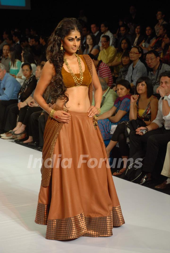 Model on the ramp at Manubhai Zaveri Ornaments show at the India International Jewellery Week on Day 4