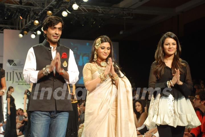 Konkona Sen on the ramp at Amaraapali show at the India International Jewellery Week on Day 4