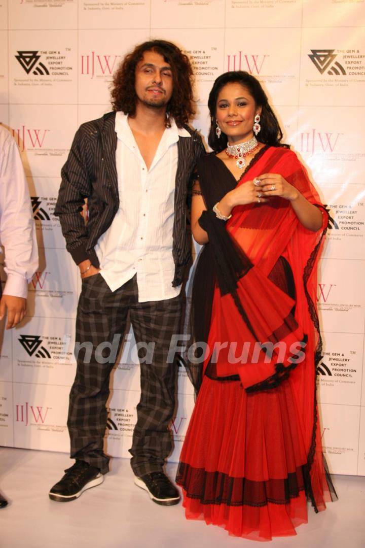 Sonu Nigam and a model on the ramp at Surana show at the India International Jewellery Week on Day 4