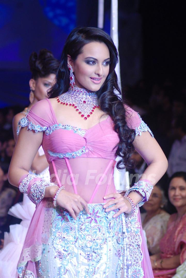 Model on the ramp at India International Jewellery Week on last day