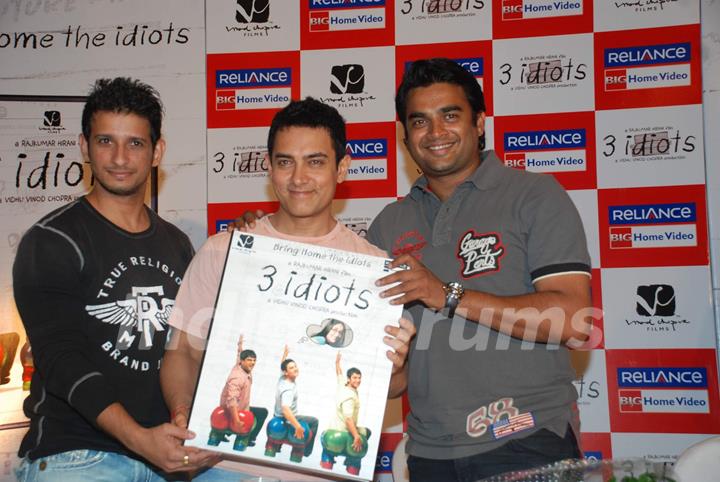 Aamir, Sharman and R. Madhavan at 3 Idiots DVD launch at Grand Hyatt