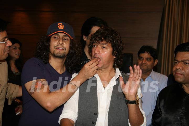 Sonu Nigam at Aadesh Shrivastav's birthday bash at Sun N Sand