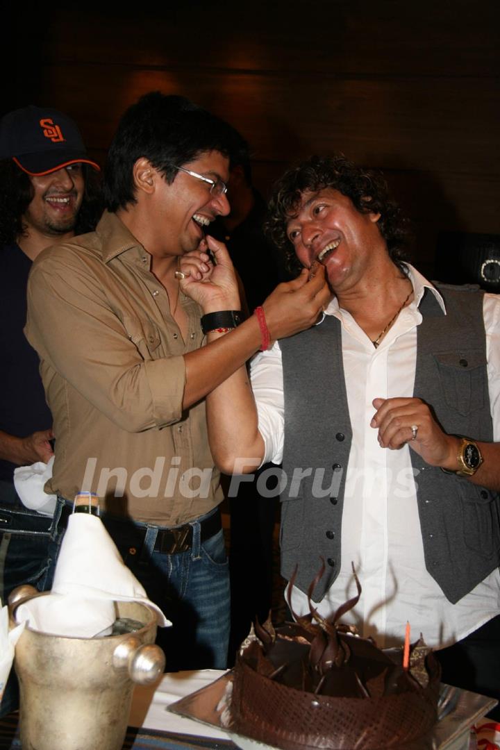 Shaan at Aadesh Shrivastav's birthday bash at Sun N Sand