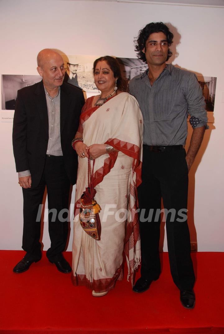 Anupam Kher, Kiron Kher and many other actors at Anupam Kher's Art Exhibition at Bandra