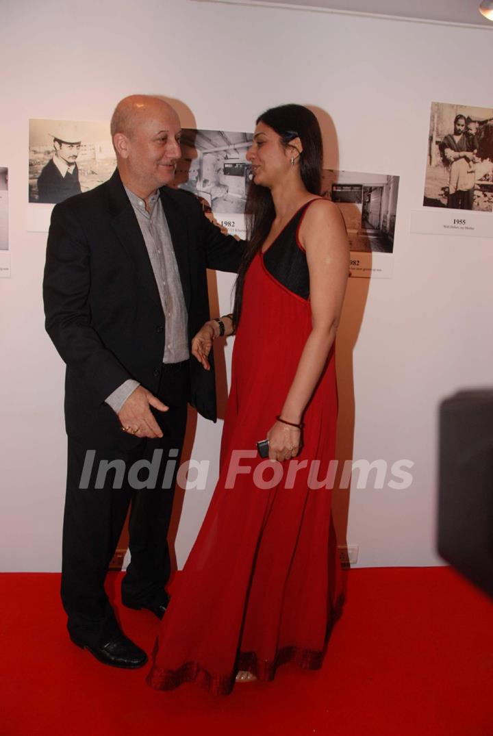 Anupam Kher and Tabu at Anupam Kher's Art Exhibition at Bandra