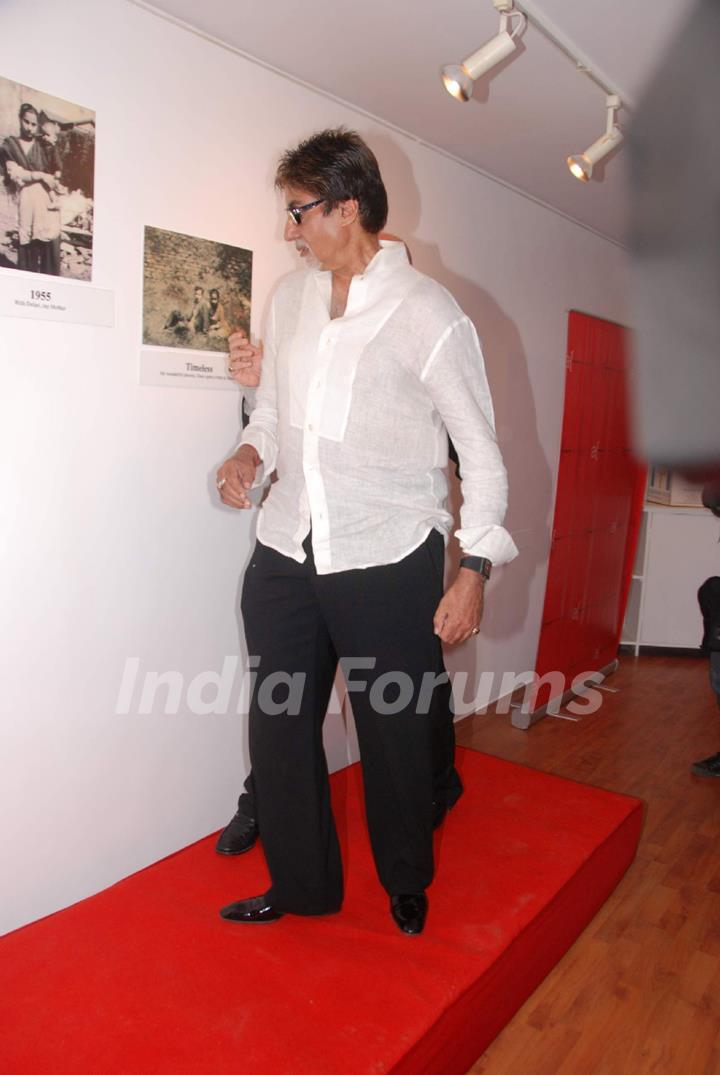 Big B at Anupam Kher's Art Exhibition at Bandra