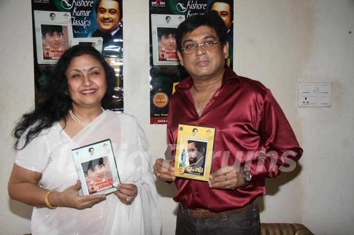 Guest at the Door Gagan Ki Chaaunv Mein and Door Ka Rahi two movies of  Kishore Kumar released at  his bungalow