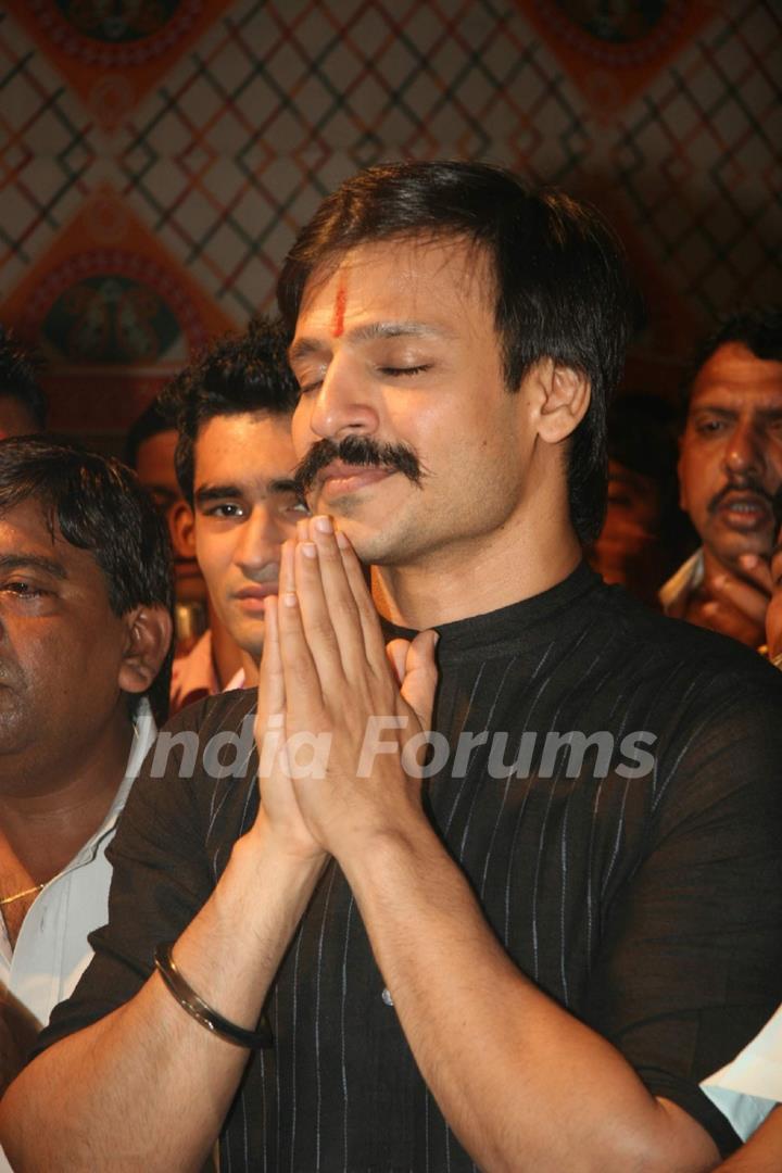 Vivek at Ganpati Mandal at Santazruz