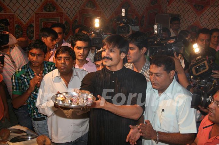 Vivek at Ganpati Mandal at Santazruz