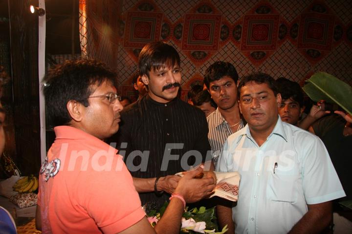 Vivek at Ganpati Mandal at Santazruz