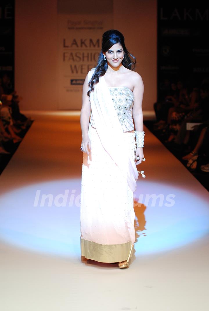 Parizad Kolha walk the ramp for Payal Singhal's creation at Lakme Fashion Week