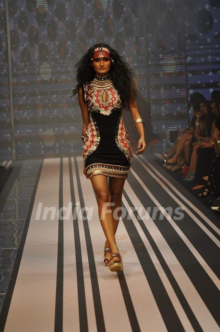 Model walks the ramp at Malini Ramani show for Grand Finale of Lakme Fashion Week