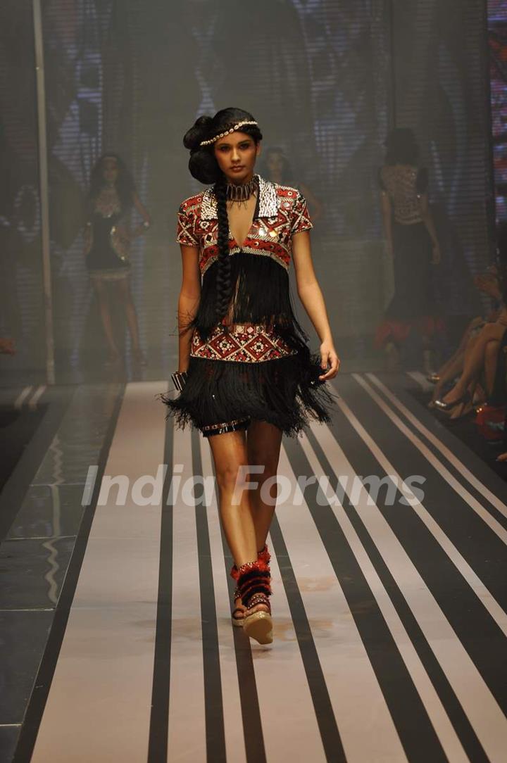 Model walks the ramp at Malini Ramani show for Grand Finale of Lakme Fashion Week