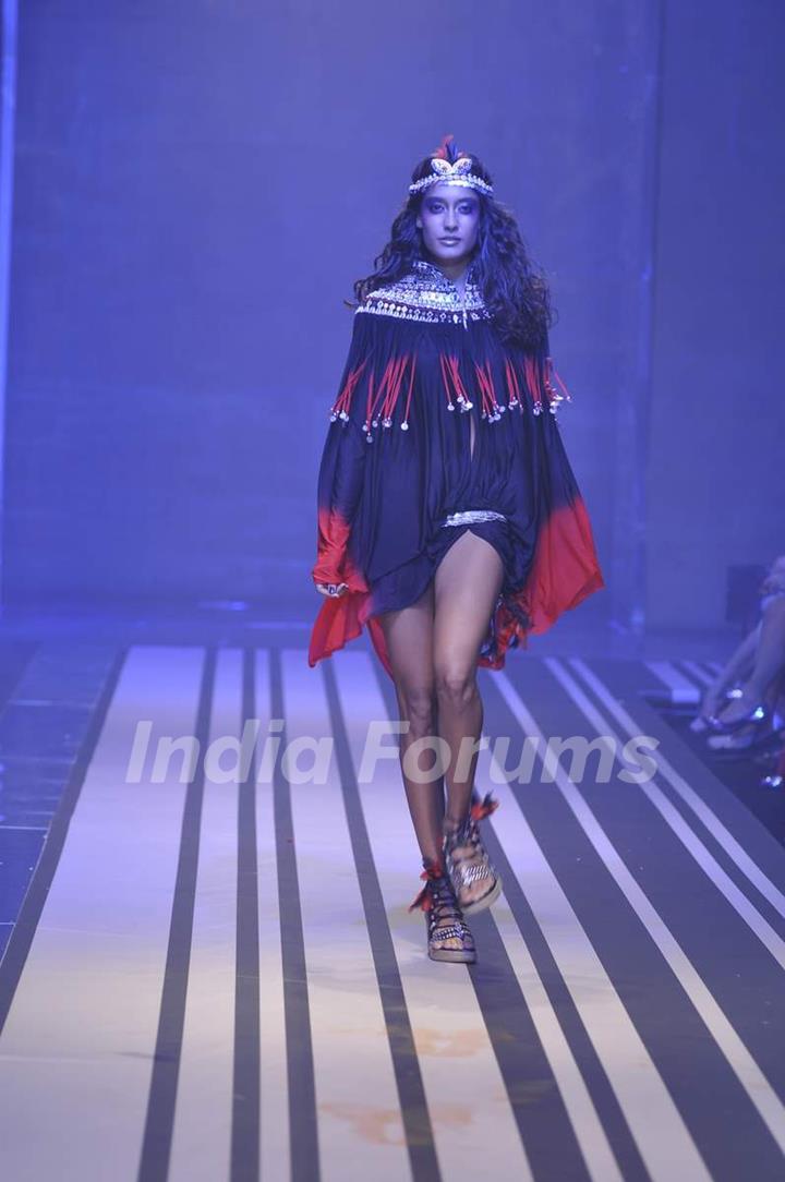 Model walks the ramp at Malini Ramani show for Grand Finale of Lakme Fashion Week