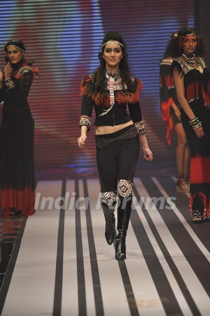 Model walks the ramp at Malini Ramani show for Grand Finale of Lakme Fashion Week