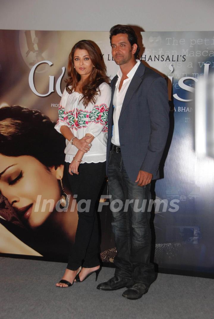 Hrithik and Aishwarya unveil first look of Sanjay Leela Bhansali's 'Guzaarish' at Cinemax