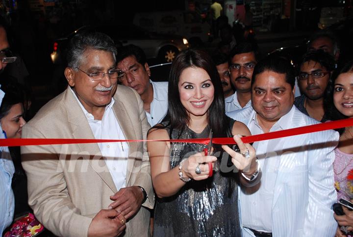 Mahima Chaudhary launch The Great Nawabs restaurant at Lokahndwala market