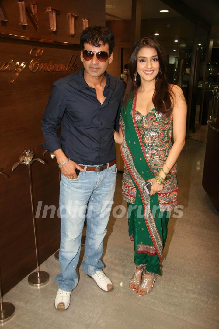 Aarti Chabbria and Manoj Bajpai promote 'Dus Tola' film at Gitanjali store at Atria Mall