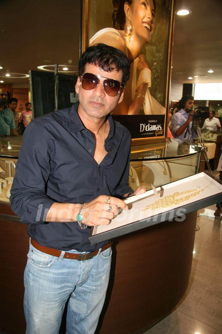 Manoj Bajpai promote 'Dus Tola' film at Gitanjali store at Atria Mall