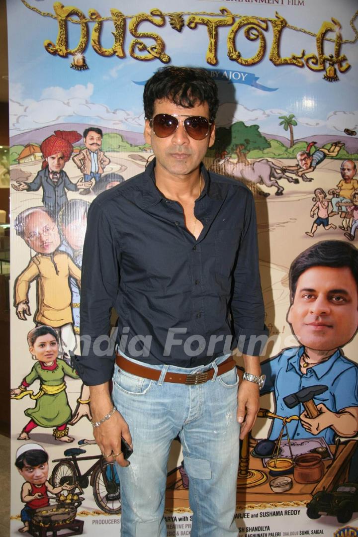 Manoj Bajpai promote 'Dus Tola' film at Gitanjali store at Atria Mall