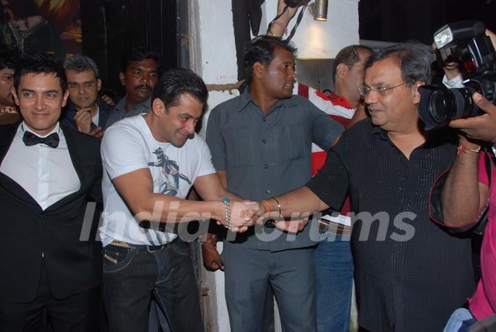 Salman Khan, Aamir Khan and Subhash Ghai at Dabangg success bash at Vie Lounge