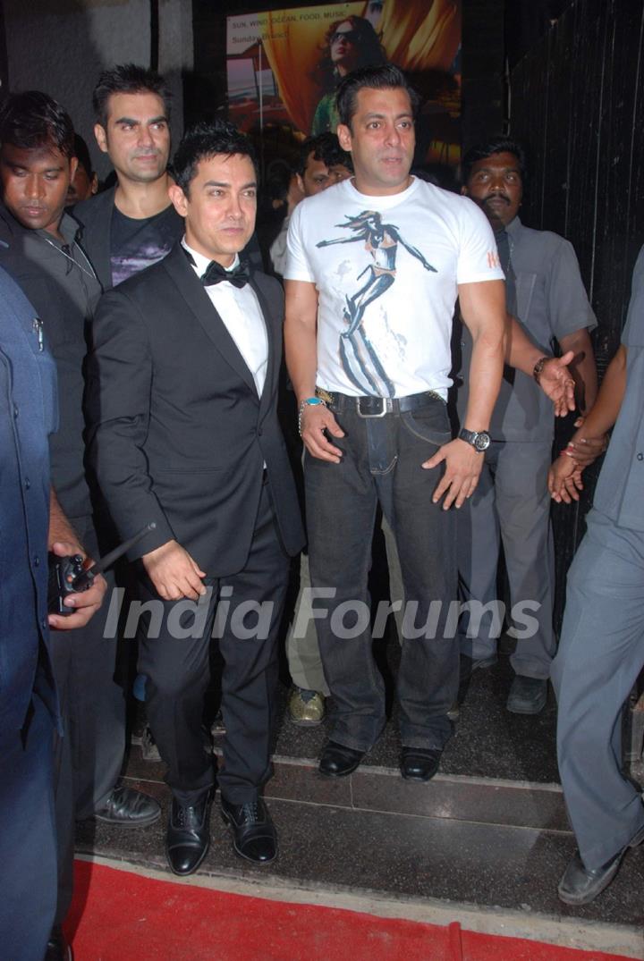 Salman Khan, Aamir Khan and Arbaaz Khan at Dabangg success bash at Vie Lounge