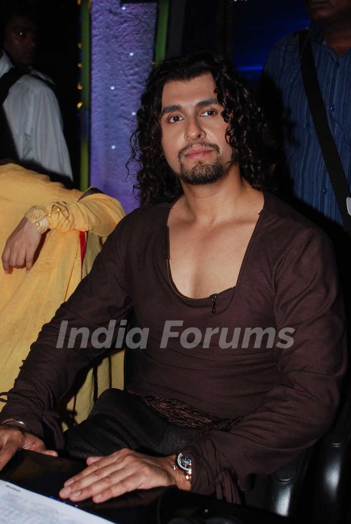 Sonu Nigam on the sets of Chhote Ustaad