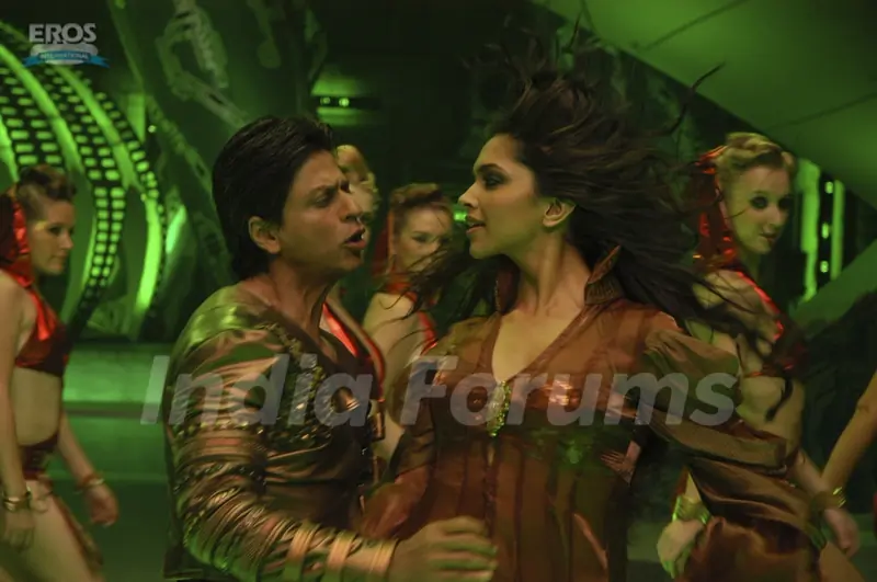 Shahrukh and Deepika dancing together