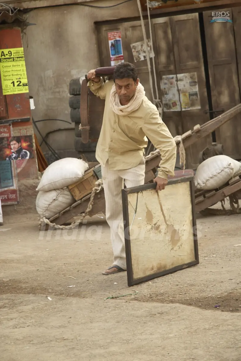 Irfan carrying his stuff in Billu Barber