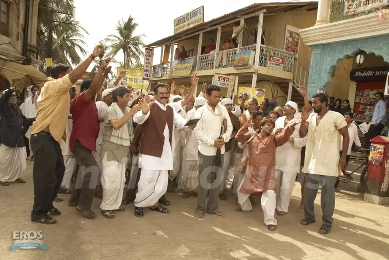 People including Ompuri,Asrani,RajpalYadav cheering Irfan