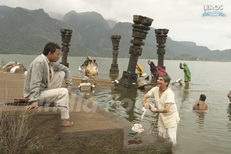 Irfan talking to Asrani