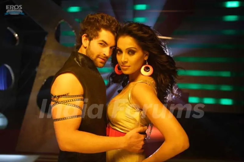 Neil holds Bipasha in Aa Dekhen Zara