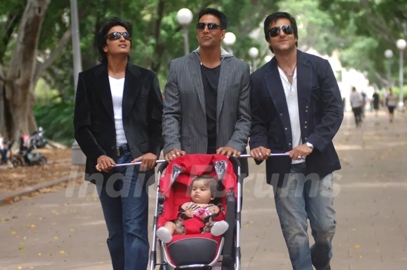 Akshay,Fardeen and Ritesh with a baby