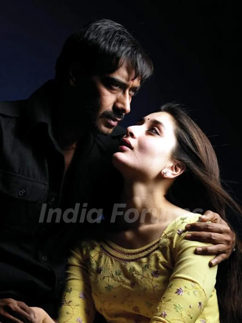 Romantic scene of Kareena and Ajay Devgan