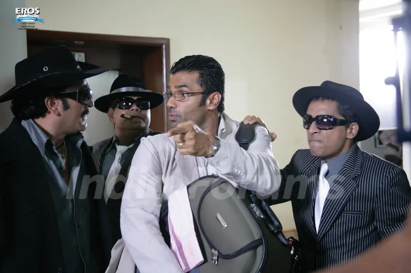 Sunil Shetty try to conveying Mukesh and Vrajesh