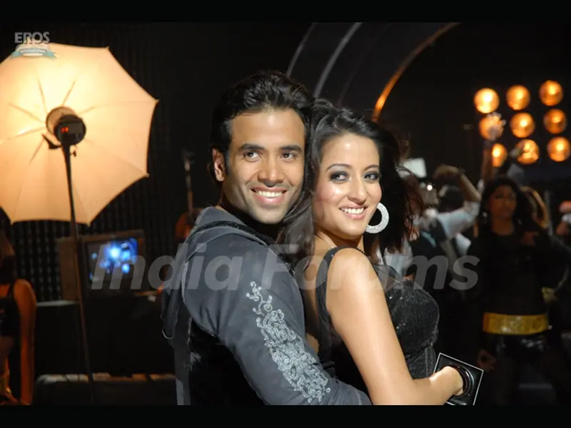 Tusshar and Raima close-up scene
