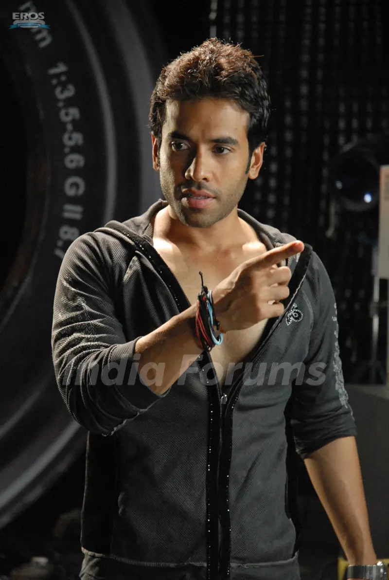 Tusshar Kapoor pointing someone