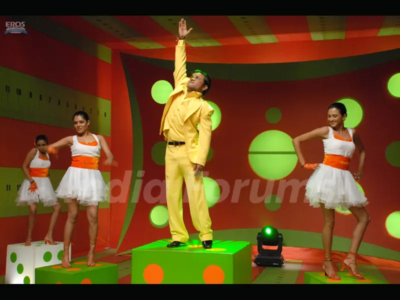 Rajpal Yadav trying to touch the wall