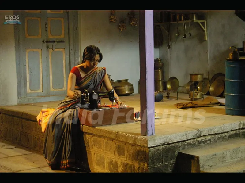 Reema Sen swing cloth in swing machine