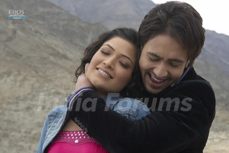 Romantic scene of Amita Pathak and Adhyayan Suman
