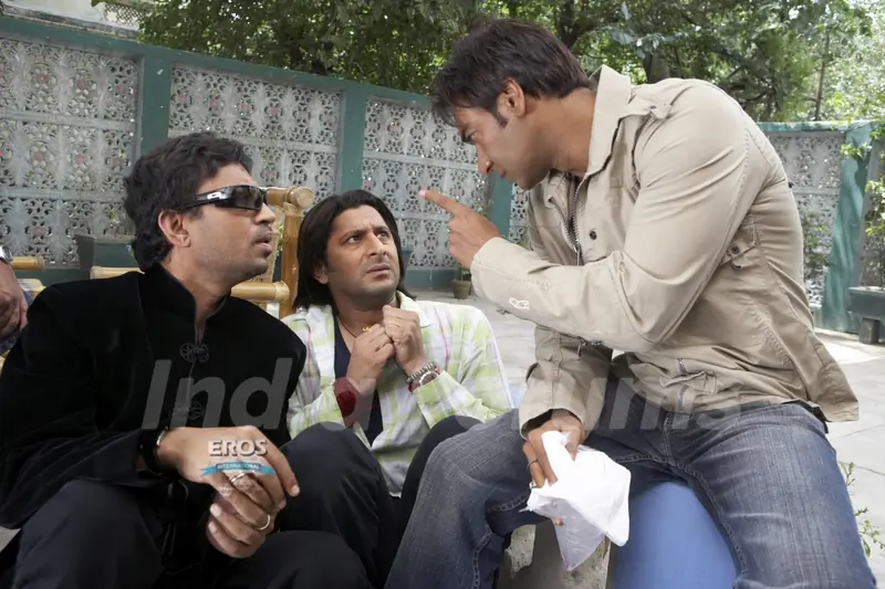 Ajay Devgan giving warning to Arshad and Irfan