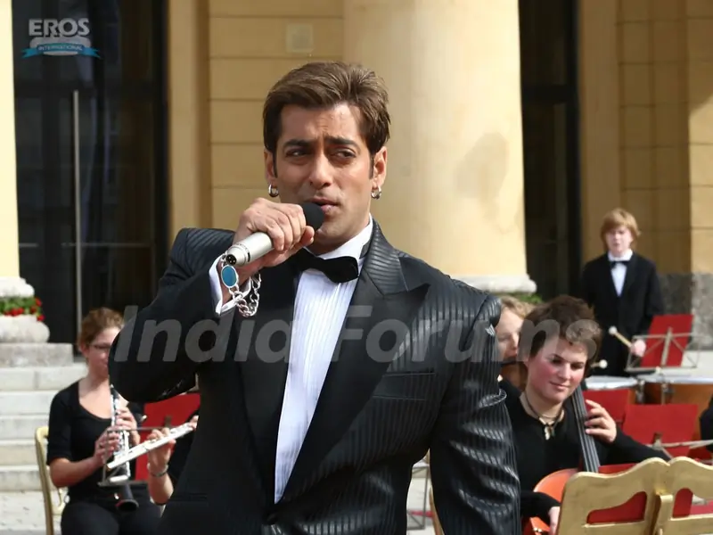 Salman Khan rock the floor