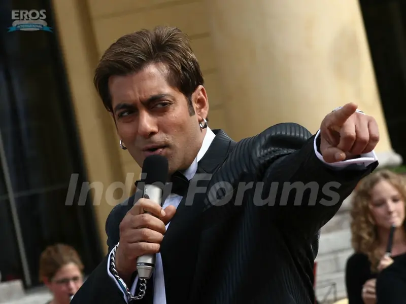 Salman devote a song to his girlfriend