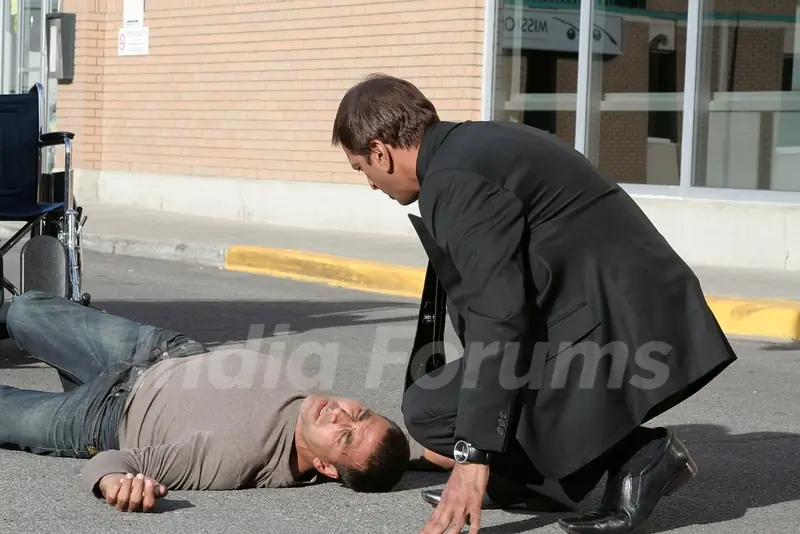 Javed Jaffery trying to wake Akshay Kumar