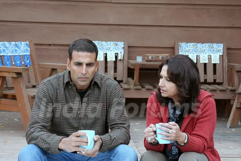 Sharmila talking to Akshay