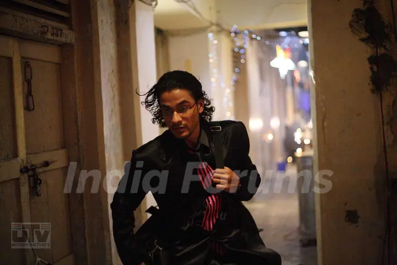 Kunal running in Dhoondte Reh Jaaoge